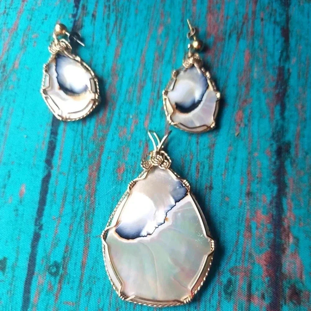 Vintage Shell Wire Wrap Pendant & Earrings Set